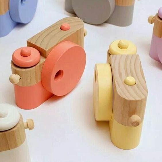 This  wooden camera ...