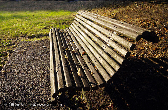 在公园的长凳
bench on a pa...