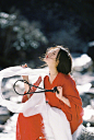 #杨超越古风红衣侠女#杨超越放出雪山旅拍美照，一身红衣如古风侠女，飒爽而动人，这样的名品美貌不允许有人没看到。#杨超越红衣雪山旅拍# ​​​​