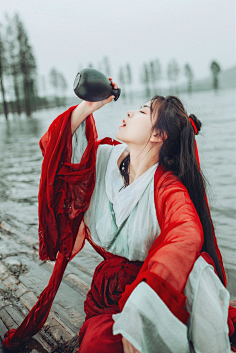 古风女喝酒