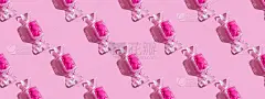 透明的糖果形状的盒子与甜的心棒棒糖与硬阴影在粉红色的背景与复制空间。情人节的概念，母亲节。模式