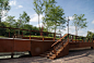 通过楼梯到达天台公园。Rooftop park accessible by stairs. (photo: Martien van Osch)