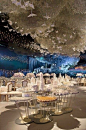 迪拜土豪的婚礼，既是新娘又是婚礼设计师的Sheika Lateefa根据自己的喜好为自己打造了一个梦幻的婚礼，她用1500个小吊灯和6500颗施华洛世奇的水晶还有4000个千纸鹤来装饰婚礼现场。: 