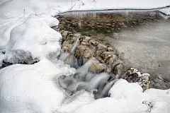 冬季流动的溪水