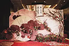 元宵是热热闹闹的红色，还带着意犹未尽的年味儿。
元宵又是安安静静的红色，灯火阑珊处花好月圆。

分享一则中式婚礼 的捧花配色，复古典雅又喜庆～
祝大家#元宵快乐# [乔治] ​​​​