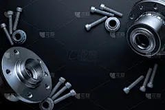 汽车构造。一套新的金属汽车零件。汽车机械备件或汽车零件孤立在黑色背景上。带有文本空间的汽车引擎服务。