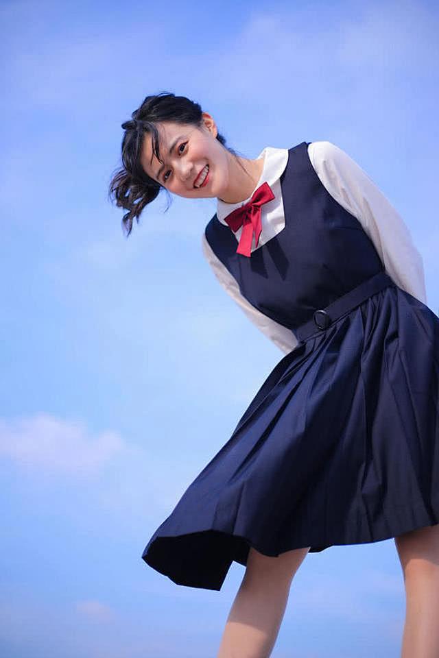 日系校服小姐姐河边漫步, 青春可爱是仙女...