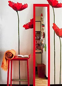 红色落地镜配合红色置物凳，背景墙上的红花壁纸，在门口的玄关处安放这样一面美丽的整容镜，能让你在进出门时带来良好的心情。#家居##创意# http://www.w-yi.com/note/12079