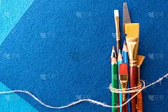 艺术材料，绘画产品。文具设置为蓝色背景