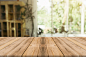 在被弄脏的背景前面的木板空的桌。 透视棕色木材在咖啡店里的模糊-可用于展示或蒙太奇您的产品。模拟用于展示产品。 免费照片