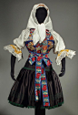 【车臣和斯洛伐克地区的女性传统服饰】来自一家主营东欧各民族服饰的网站easterneuropeanart.com/。网址： O网页链接 Ebay:Ohttp://www.ebay.com/itm/SLOVAK-FOLK-COSTUM... Ebay上能看到很多细节。 ​​​​