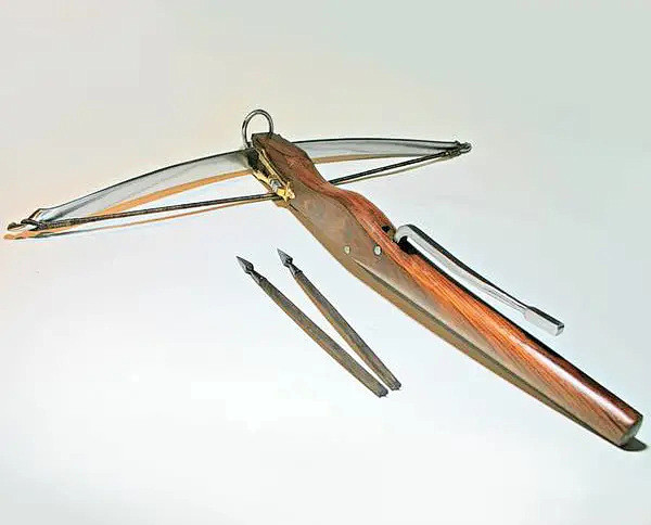 现代复古14世纪弩，钢质弩弓，木质弩臂，黄铜质固定件，通长68cm，全重约3.5kg，参考欧洲中世晚期形制