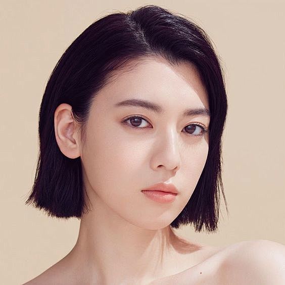 三吉彩花さんはInstagramを利用し...