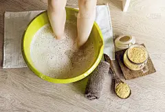 孩子们用芥末粉洗澡，用木勺在洗脚时加入芥末粉。防止感冒,疼痛和改善血液循环.替代医药.