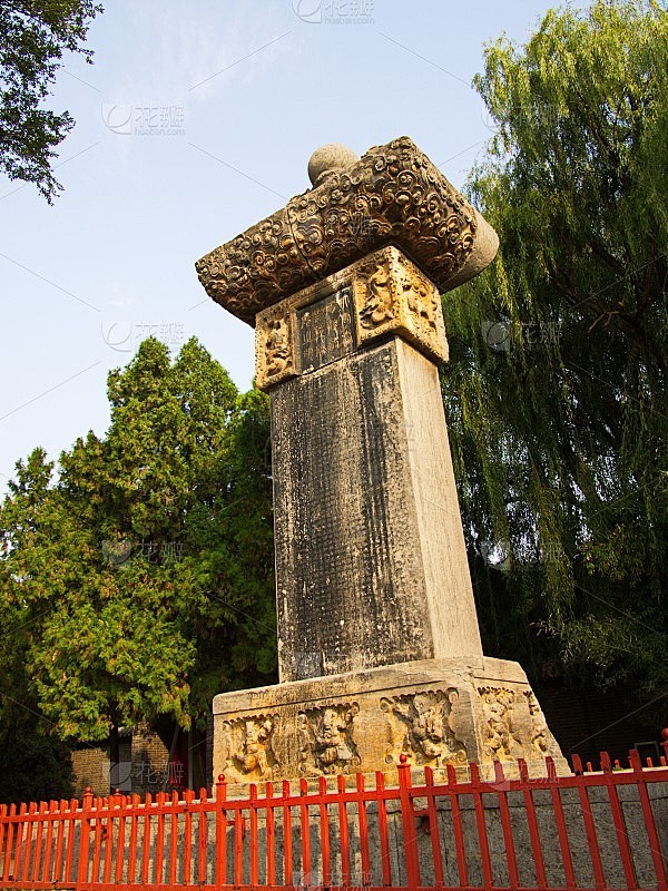 少林寺门口巨大的唐代石碑。唐代著名最古老...