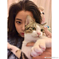 组图：欧阳娜娜与萌猫自拍大眼萌萌哒 却遭其眼神拒绝 : 欧阳娜娜在微博晒出一组与萌猫的自拍，并配文称：“这就是你想跟你的猫拍照，但他不愿意的时候。”