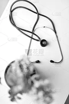 医生桌上的听诊器