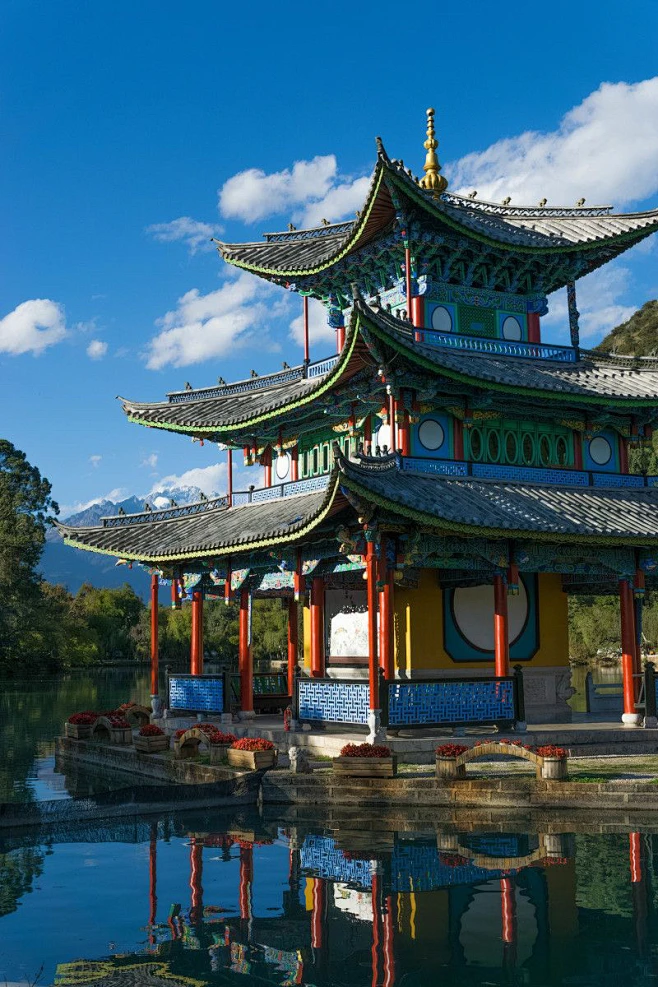 木府：是丽江木氏土司衙门的俗称，位于丽江古城狮子山下，是丽江古城文化之“大观园”。 整个建筑群坐西向东，是一座辉煌的建筑艺术之苑。-花瓣网