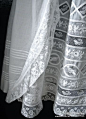 @笑望朙月_ 之前在微信里跟你提到一种制衣方法，我搜到是叫啥了Heirloom clothes。国内微博流传的都是爱德华时代的那些古董衣，现在看到的不多，成年女装几乎没有，老外也都是给小婴儿做的受洗的长裙。国内这类工艺做得比较多的就属娃圈了但是略微不同，娃圈大部分做的都是ph那种直接把蕾丝踩在布面上