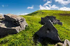 山坡上巨大的岩石形成