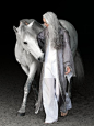  #马#一头银发，一身青衣，一匹白马。