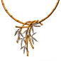 来自西班牙的珠宝品牌Carrera y Carrera的每一款珠宝作品都象征着对细节和金饰永恒高雅的极至追求。它们结合了欧洲巧夺天工的黄金、珠宝设计艺术水准和精湛的制造工艺。Carrera y Carrera的设计灵感一向来源于自然，这次珠宝品玩介绍的BAMBU系列的创作灵感来自在东方文化中象征吉祥的竹子，每一件作品都体现了材料的律动、纹理的细节与融合，BAMBU系列已成为品牌的当代形象标签。 