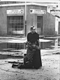 1963年 牧师Luis Padillo正在为一名在委内瑞拉反政府武装反对总统英格丽德·贝当古的斗争中被子弹击中身亡的政府军士兵做祷告。(Héctor Rondón Lovera)