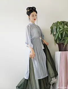 #冲鸭！欧皇# @清秋集原创汉服 姐妹们，夏日小狐狸！！！冲鸭！！！
（把最近自己喜欢的表情包放c位了）
这个裙子，粼粼的，绝美！
发饰@霜辄_ ​​​​