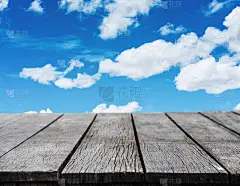 蓝天白云背景的木桌