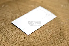 木质表面上的空白名片