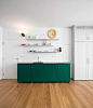 葡萄牙60平米小户型公寓 - 家居别墅 - 室内设计联盟 - Powered by Discuz为了合理利用小户型每个空间，用简单的厨房用具代替复杂的厨房，墨绿色的橱柜，为整个白色空间带来生机！