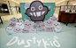 Dustykid 首个温暖人心的「拥抱展」 : 

 Dustykid 应邀在LCX举行首个展览，小尘的治癒漫画常常能安抚人心，
这次展览也想给大家一个拥抱，希望为大家打气，看着这颗小尘可以会心微笑。
展览会展出未公开的手稿和20多张以拥抱为主题的作品：
「我只想你接受软弱时的这个我。」
「拥抱，使我们能感受人类最爱的温度 — 摄氏37度。」