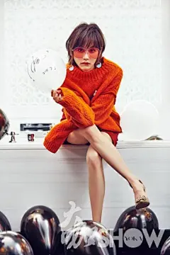 【王子文最新LOOK “时髦精”玩转多变风格】近日，王子文曝光了一组最新的时尚LOOK，精灵鬼马的表情，个性十足的眼神，既能hold住女人味十足的性感style，也能玩转拉风酷炫的复古风，妥妥的一枚“时髦精”。壁纸 明星 美女 女神 服饰 写真 妆容 画报《进皇城》《欢乐颂》《双刺》《一起长大》《如果蜗牛有爱情》《青春无季》《追凶者也》