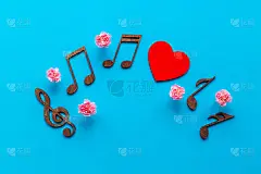 情歌。情人节的音乐伴随着音符和鲜花