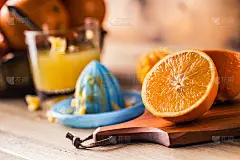 新鲜的橙子。切橙子。按橙色手动方法。