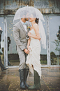 就算大雨让整个世界倾倒，我也给你一把伞。来自：婚礼时光——关注婚礼的一切，分享最美好的时光。#婚礼##雨伞#