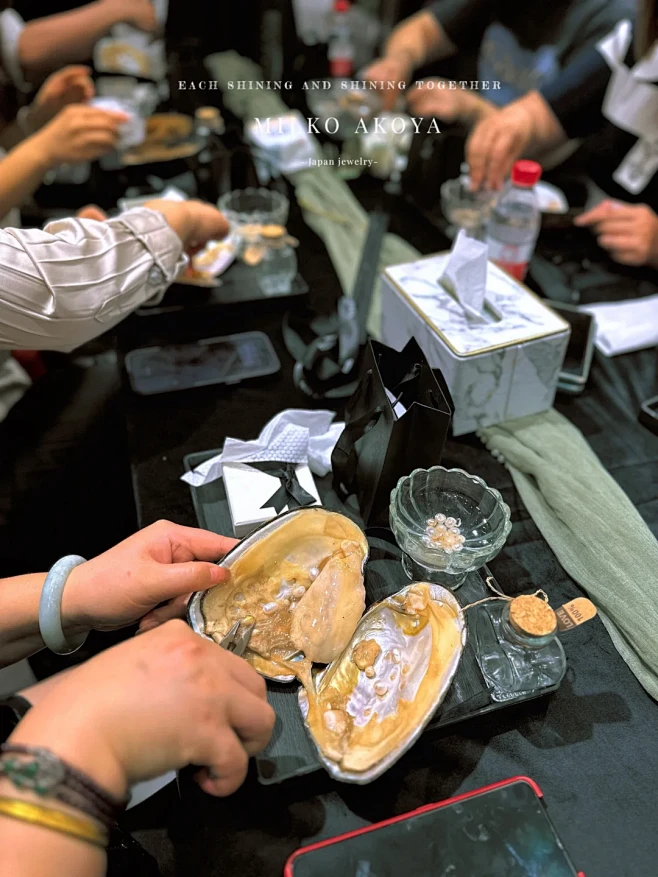 开蚌体验沙龙现场布置: 桌面母贝，工具，礼盒陈展 高级珠宝展示 氛围布景 体验流程: 讲师珍珠科普分享 手工指导老师教学开蚌 互动体验 收获 ...