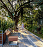 Calçada larga, acessível, iluminada, drenante e cheia de verde - Casa