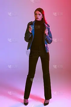 穿着皮夹克的漂亮女孩