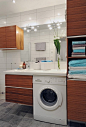 卫生间注重收纳，洗衣机嵌入柜台中，方便实用。