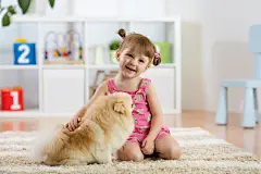 点击来源直接获取大图文件 |可爱的小女孩坐在地板上和她的狗