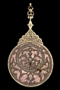工艺品｜星盘（英语：Astrolabe，希腊语：ἁστρολάβον astrolabon 'star-taker')是古希腊的一项发明。通常被希腊天文学家所使用，公元前一～二世纪，发明了星盘，一种用来测量恒星的高度以及黄道十二宫的仪器。星盘中的11颗行星中在占星术中各自代表着性格，命运等等。