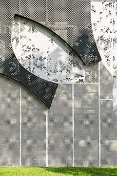 围墙设计也能大展拳脚，美得很！_建筑体 : 澳大利亚阿德莱德动物园的新入口由 Hassell architects负责景观设计除了迷人的入口，其围墙设计也是很有特点多层级、不同长度的组合缝隙之间设置休憩座椅，结合观赏草，简洁而舒适围墙上应有动物宣…