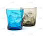 蓝色和棕色的现代玻璃，装满冰