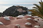 Le Palais Bulles，‘’泡泡宫殿‘’是著名时装设计师皮尔·卡丹（Pierre Cardin）的度假别墅。在体现这一时尚大师浪漫情怀的同时，充满未来主义科幻的色彩...#设计图舍-建筑# #设计图舍-创意# ​​​​