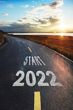2022新年日出时分在公路上飞驰插画下载
