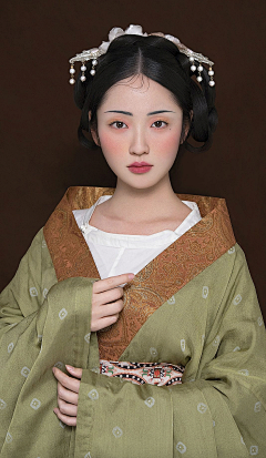 董帅辰采集到汉服-女