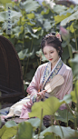 汉服写真集超话#汉服# #汉服写真集#
花期｜荷花
摄影/妆造:@沉诗思
出镜:@七霓巳猫-
服装:@花朝记 ​​​​