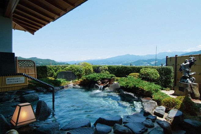 【北海道登别温泉】泡在露天温泉里看着天空...