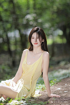 大雨不湿心゜采集到美女模特/精修写真/人像摄影/光影参考/动态姿势